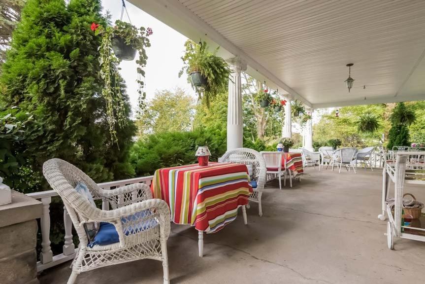 Kingsley House Bed & Breakfast - Full Home Fennville Экстерьер фото
