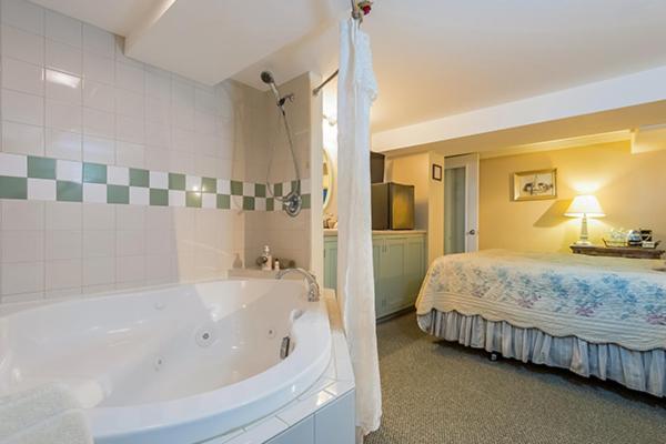Kingsley House Bed & Breakfast - Full Home Fennville Экстерьер фото